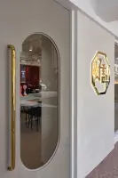 골드 포인트가 돋보이는 모던 카페 입구 디자인